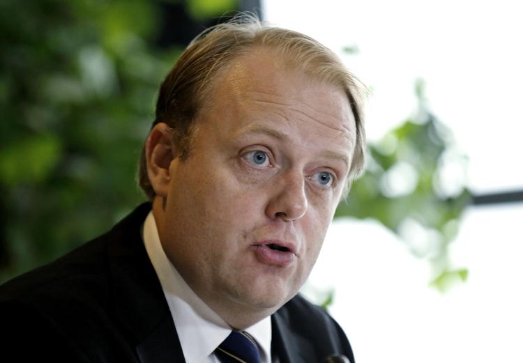 Chef for bagmandspolitiet Morten Niels Jakobsen vil ikke kommentere tre mulige medgerningsmænds  rolle i millionsvindel. 