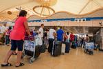 Afgang. Passagerer venter i kø i Sharm el-Sheikhs lufthavn samme dag, som et fly fra russiske Metrojet styrtede ned over Sinai i Egypten. Dansk rejsebureau afventer Udenrigsministeriet. 