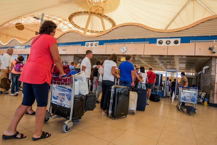 Afgang. Passagerer venter i kø i Sharm el-Sheikhs lufthavn samme dag, som et fly fra russiske Metrojet styrtede ned over Sinai i Egypten. Dansk rejsebureau afventer Udenrigsministeriet. 