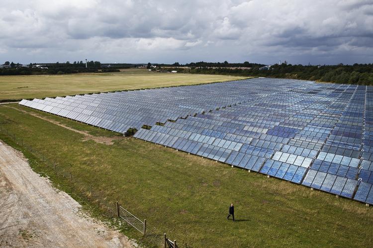 Verdensmester. Danmark er kendt i hele verden for grøn energiteknologi og fjernvarme, som dette solvarmeanlæg i Vojens. 