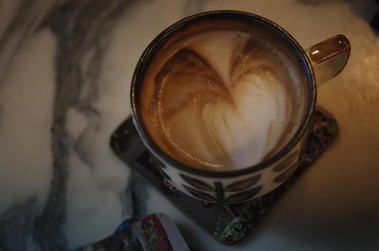 Mc-hygge. Petról kombinerer kærligheden til motorcykler med kaffe, og resultatet er en klassisk vesterbrocafé, hvor mc-gear pryder hylderne side om side med de friskbagte boller. 