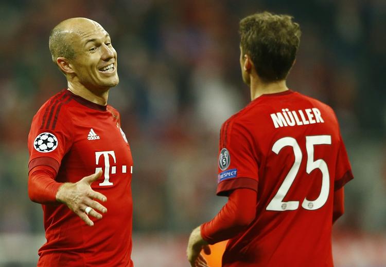 Opvisning. Arjen Robben (tv.) og Thomas Müller stod for tre af Bayerns fem mål i magtdemonstrationen mod Arsenal. 