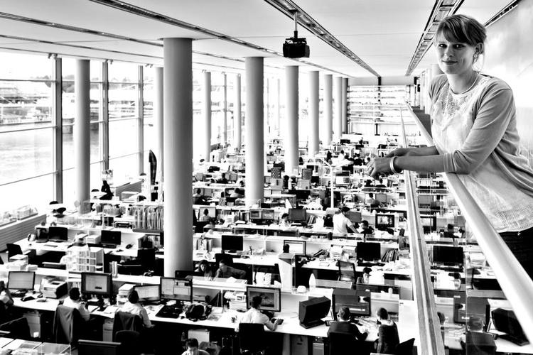 Prestigejob. I dag har Foster + Partners været Louise Nedergaard Clausens arbejdsplads igennem fem år, hvilket hun havde svært ved at forestille sig, første gang hun stod for foden af den trappe, der fører op til kontorerne ved Themsen. 