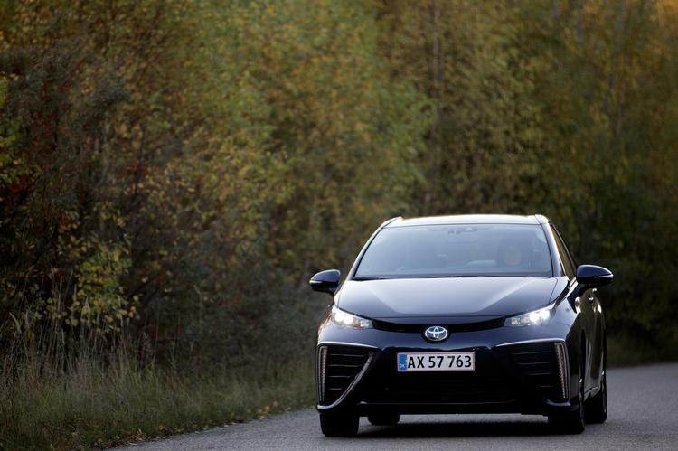 Luftindtag. De store ventilationsribber forrest på Toyota Mirai sikrer ilt til energiproduktionen i brændselscellestakken inde i bunden af bilen. 