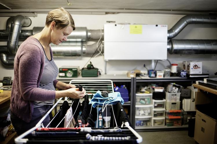 UDSAT. Katrine Henningsen bor i Valby med sin familie. Efter de fik målt meget høje mængder af radon i deres hus, fik de installeret et kraftigt udsugningsanlæg. 