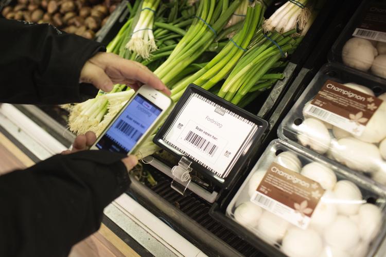 BIP BIP. Bente Ramsing scanner forårsløg ind med sin mobiltelefon. 