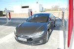 UNIKT. Tesla er eneste bilmærke, der har sit eget 'tank'-anlæg. Her ved Køge, hvor Teslaejere gratis lader batteriet op. 