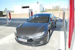 UNIKT. Tesla er eneste bilmærke, der har sit eget 'tank'-anlæg. Her ved Køge, hvor Teslaejere gratis lader batteriet op. 