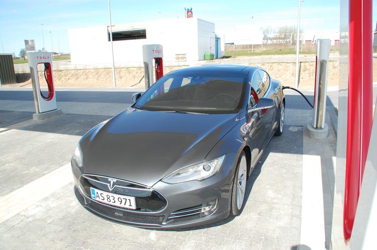 UNIKT. Tesla er eneste bilmærke, der har sit eget 'tank'-anlæg. Her ved Køge, hvor Teslaejere gratis lader batteriet op. 