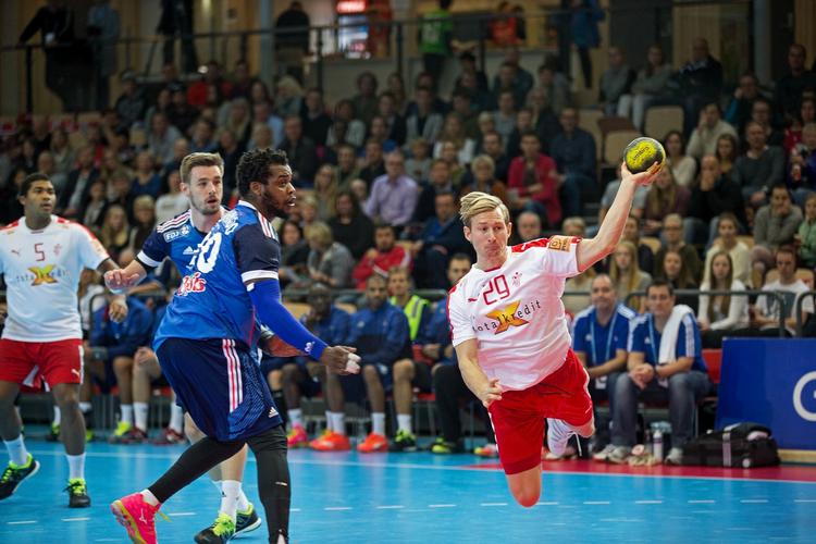 sejr.  Peter Balling scorede et mål, da Danmark vandt over verdens bedste hold. 
