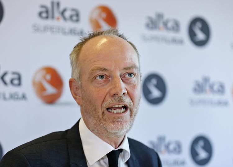 piratliga. Direktør Claus Thomsen i klubbernes organisation, Divisionsforeningen, afviser, at der er tanker om at lave en ny 'Superliga' uden for DBU's regi. Og det kan slet ikke lade sig gøre, mener han. 