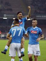 Videre. Omar El Kaddouri (77) jubler sammen med  Lorenzo Insigne og anfører Marek Hamsik (th). 