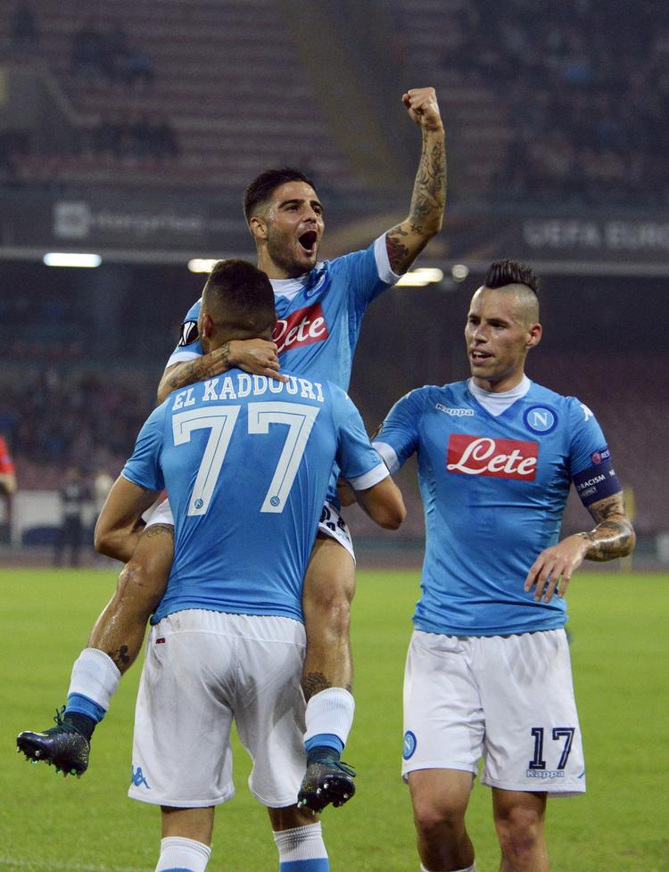 Videre. Omar El Kaddouri (77) jubler sammen med  Lorenzo Insigne og anfører Marek Hamsik (th). 