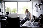 Lammet. Da Politiken besøgte Amalie Larsen i sommers sad hun tit i kørestol, fordi begge hendes ben til tider var lammede. I dag er det kun det ene ben, der er lammet i ny og næ. Derfor kan hun klare sig med krykker. 