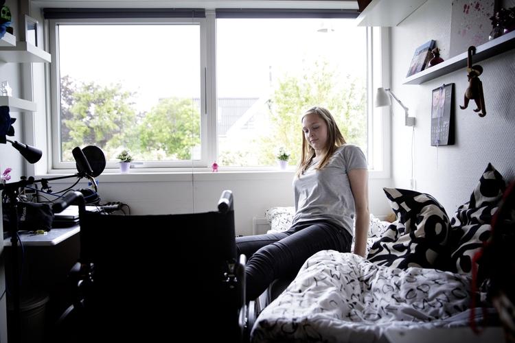 Lammet. Da Politiken besøgte Amalie Larsen i sommers sad hun tit i kørestol, fordi begge hendes ben til tider var lammede. I dag er det kun det ene ben, der er lammet i ny og næ. Derfor kan hun klare sig med krykker. 