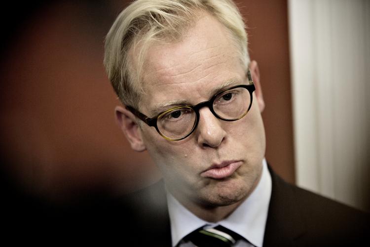 Magtkamp. »Havde man dengang slået de tre stillinger op, havde det måske kostet endnu mere, i form af at man så skulle afskedige direktører«, siger Carl Holst 