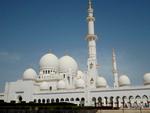 IMPONERENDE. Sheikh Zayed Grand moskeen i Abu Dhabi er en af verdens største med plads til 40.000 besøgende. 
