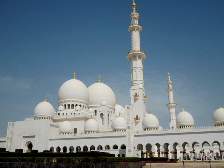 IMPONERENDE. Sheikh Zayed Grand moskeen i Abu Dhabi er en af verdens største med plads til 40.000 besøgende. 