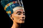 Mysterium. Gemmer mumiet af dronning Nefertiti sig bag drengekongens Tutankhamons gravkammer. Det skal infrarødt lys afsløre. 