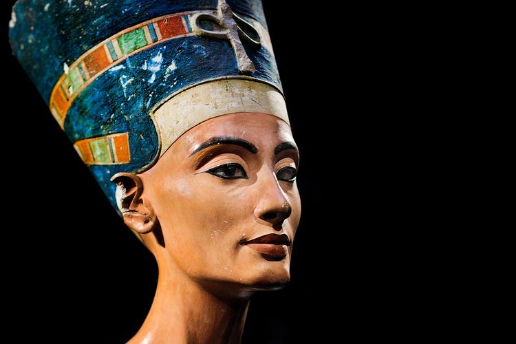 Mysterium. Gemmer mumiet af dronning Nefertiti sig bag drengekongens Tutankhamons gravkammer. Det skal infrarødt lys afsløre. 