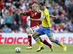 Måltørke. Zlatan Ibrahimovic (her i kamp mod Simon Kjær) har aldrig scoret mod Danmark, og i playoffkampene mod Danmark får han hjælp af Emir Kujovic. 