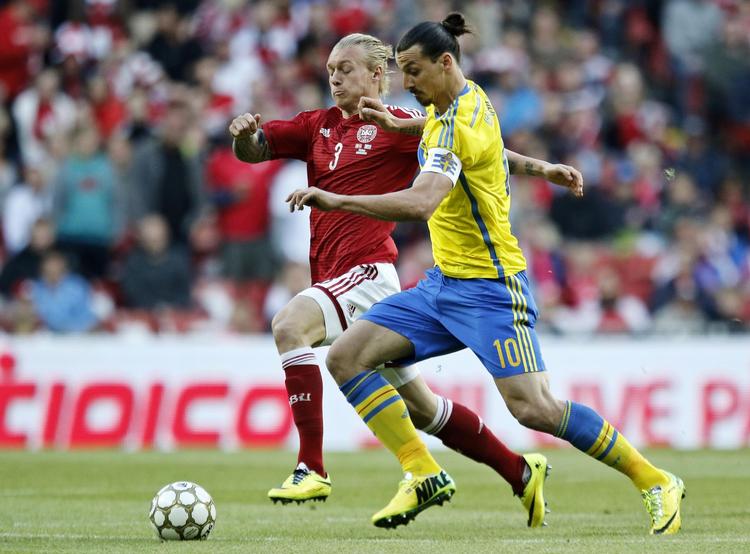 Måltørke. Zlatan Ibrahimovic (her i kamp mod Simon Kjær) har aldrig scoret mod Danmark, og i playoffkampene mod Danmark får han hjælp af Emir Kujovic. 