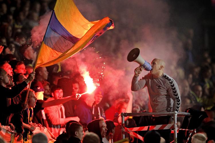 HETZ Brøndbys fans har ved flere lejligheder buhed ad deres egne spiller, Martin Ørnskov, og inden kampen mod FC Midtjylland var han angiveligt den eneste af hjemmeholdets spillere, som ikke blev kaldt ned til den sædvanlige  hyldest hos fansene. 
