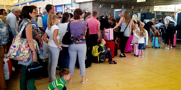 TJEK. Turister står i kø til et ekstra sikkerhedstjek for at få lov at komme ind i den internationale lufthavn i Sharm el-Sheikh. 