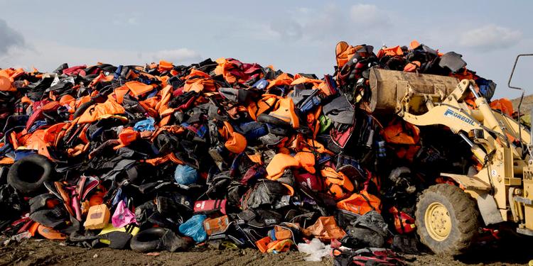 Præludium. DR sætter i denne uge fokus på flygtninge. Her ses en bunke redningsveste på øen Lesbos i Grækenland, hvor der til dagligt ankommer flygtninge i hundredvis. 