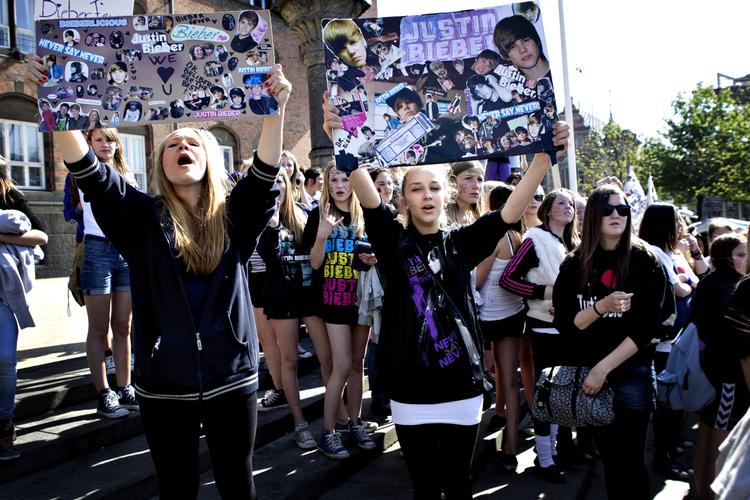 Hardcore. Justin Bieber-fans ved, hvad de vil have. I 2011 demonstrerede nogle af dem for at få flere Bieber-koncerter på dansk jord. Denne gang vil de mange fans gå gennem Strøget i anledning af den canadiske sangers nyeste album. 