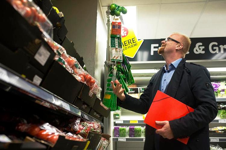 Faktatjek. Faktas salgsdirektør, Jens Romundstad, bedre kendt som Biker-Jens fra en række tv-programmer, tjekker varer og kundeservice i en tilfældigt udvalgt Fakta-butik på Nørrebro 