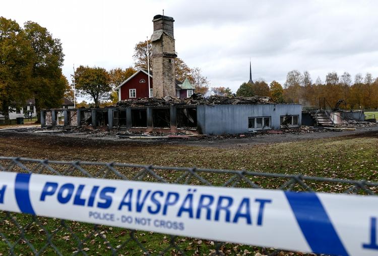 AFSPÆRRING. En af de brande, der har ramt det svenske asylsystem. Her er det en tidligere skole, som skulle indrettes til asylcenter, men nu er nedbrændt. 