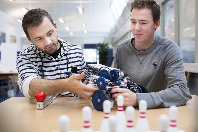 Robotter. De to danske ingeniørstuderende fra Aarhus Universitet stiller op i universitetskategorien, som i år dyster i netop bowling. 