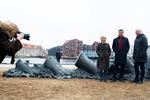 plads. Den er næsten 13 meter lang og vejer 3 tons, så det har taget sin tid at finde den rette plads til Kirsten Ortweds skulptur 'Full Length', fortalte Københavns teknik- og miljøborgmester, Morten Kabell (yderst th.), der var med ved indvielsen i tirsdags sammen med blandt andre kunstneren og formanden for Ny Carlsbergfondet, Karsten Ohrt. 