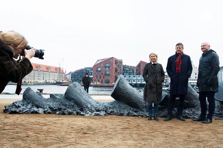 plads. Den er næsten 13 meter lang og vejer 3 tons, så det har taget sin tid at finde den rette plads til Kirsten Ortweds skulptur 'Full Length', fortalte Københavns teknik- og miljøborgmester, Morten Kabell (yderst th.), der var med ved indvielsen i tirsdags sammen med blandt andre kunstneren og formanden for Ny Carlsbergfondet, Karsten Ohrt. 