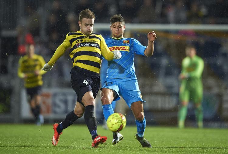 AFBRÆNDERE. Både Jacob Tjørnelund (tv.) og Emiliano Marcondes (th.) havde nærgående afslutninger, da FC Nordsjælland gav holdene lige over stregen en hjælpende hånd ved at besejre bundholdet. 