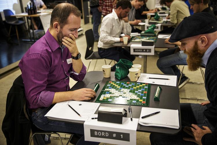 DM i Scrabble. Sidste års vinder Ola Jørgensen (til venstre) stillede op for at forsvare sin titel, men... 