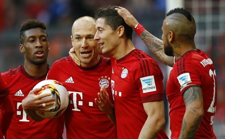 3-0. Endnu en gang slog Robert Lewandowski (nr. 2 fra højre) til, da Bayern besejrede Stuttgart. 
