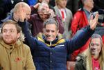 ombrust. Chelseas træner José Mourinho var ikke til stede på grund af en karantæne, men det forhindrede ikke Stokes tilhængere i at 'invitere' ham indenfor. 