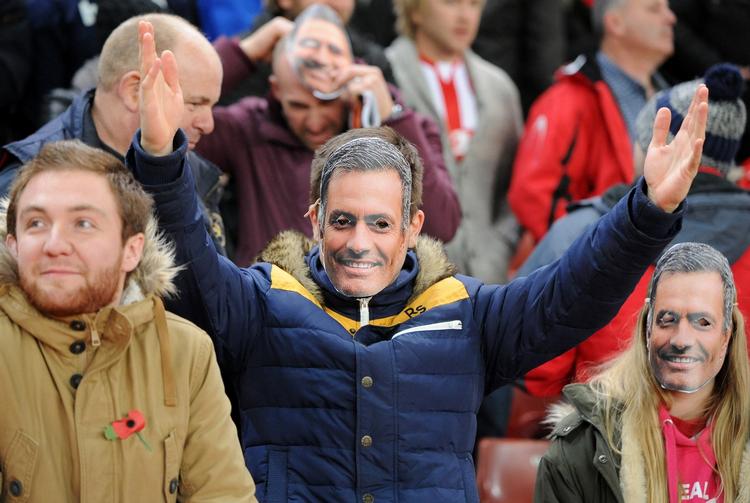 ombrust. Chelseas træner José Mourinho var ikke til stede på grund af en karantæne, men det forhindrede ikke Stokes tilhængere i at 'invitere' ham indenfor. 