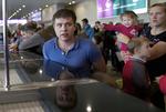 aflyst. Det er ikke bare russere i Egypten, der har været ramt af konsekvenserne af det, som kan have været et terrorangreb mod et russisk passagerfly på vej hjem fra Egypten i sidste weekend. Billedet er fra en lufthavn i Moskva i dag, hvor russere, der vil den anden vej, får at vide, at deres rejse er aflyst. 