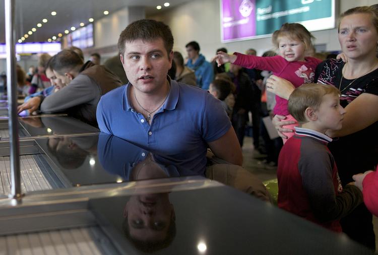 aflyst. Det er ikke bare russere i Egypten, der har været ramt af konsekvenserne af det, som kan have været et terrorangreb mod et russisk passagerfly på vej hjem fra Egypten i sidste weekend. Billedet er fra en lufthavn i Moskva i dag, hvor russere, der vil den anden vej, får at vide, at deres rejse er aflyst. 
