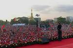 Valgtale. Oppositionsleder Aung San Suu Kyi i YAngon som led i sin kampagne frem mod dagens valg. 