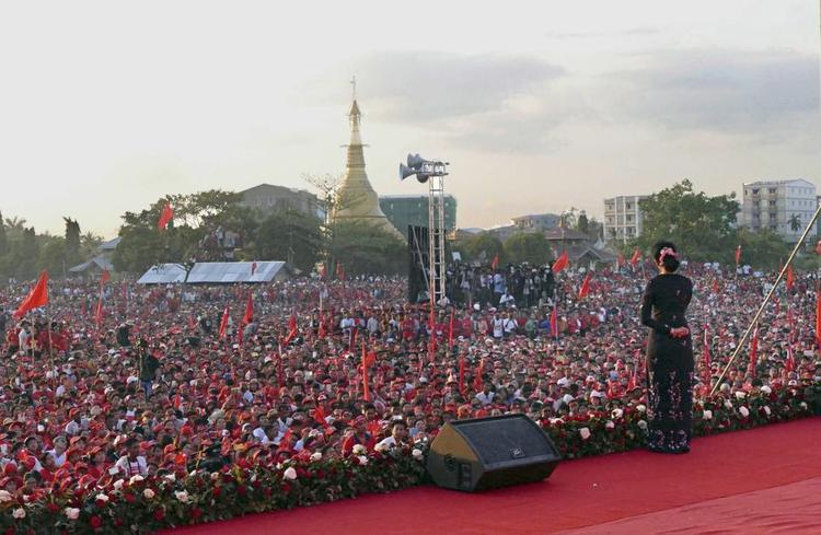 Valgtale. Oppositionsleder Aung San Suu Kyi i YAngon som led i sin kampagne frem mod dagens valg. 