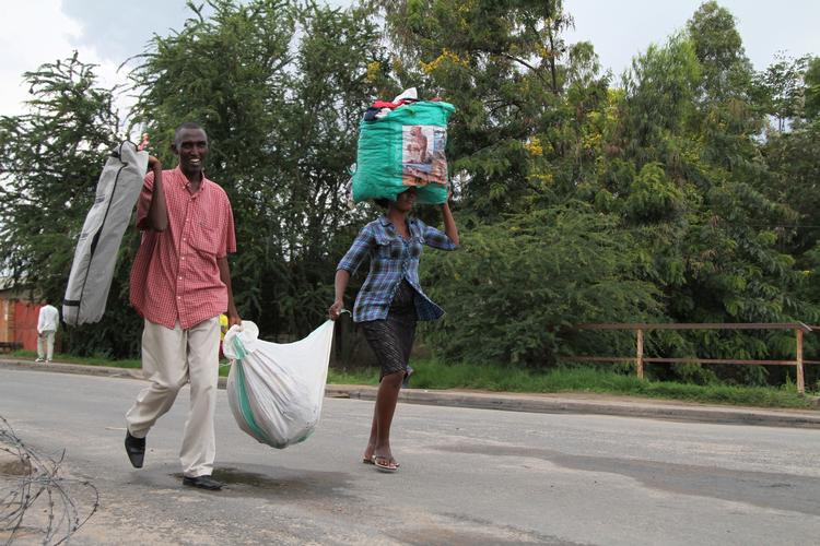 FLUGT. Indbyggere i Bujumbura forlader deres hjem i hovedstaden af frygt for den voldelige konflikt, der truer med at blusse op. 