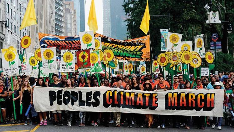 Klimamarch. 21. september 2014 samledes 311.000 mennesker i New York i, hvad der regnes for at være historiens største march mod klimaforadringer. 29. november i år marcheres der igen. 