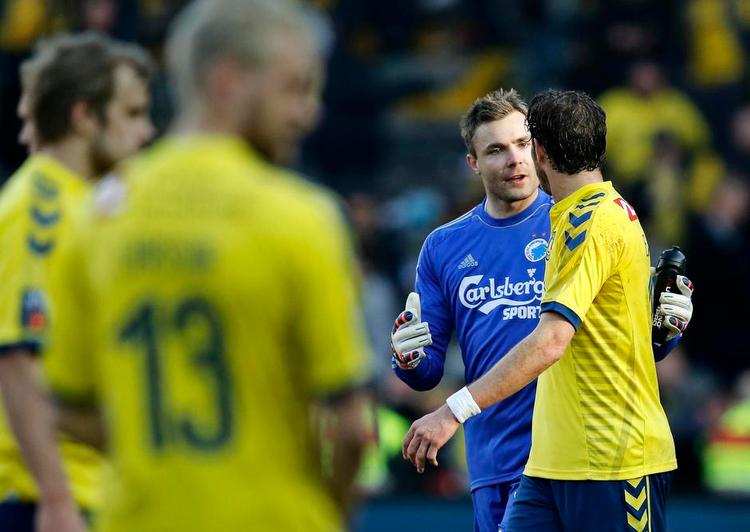 Derbyveretan.  Stephan Andersen'forklarer' Brøndby-spillerne, hvordanen dommerkendelse skal forstås.Han har spillet 12 kampe mod FCK,og kampen i aften er hans femte mod Brøndby. 