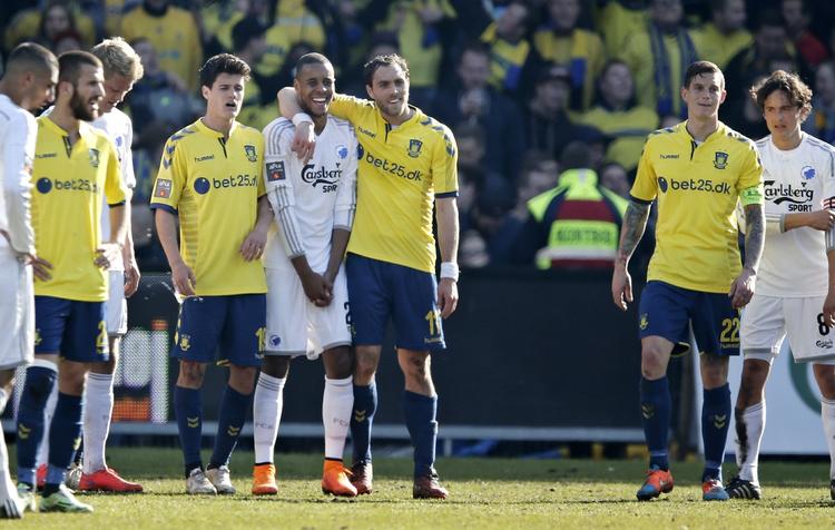 Stemning. Den slags forbrødring mellem Mathias 'Zanka' Jørgensen og Johan Elmander var ikke gået 'i gamle dage'. 