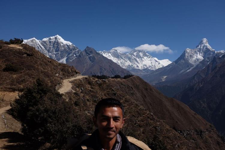 AFSTED. Det er svært at følge med nepaleseren Man Baram ned ad bjerget i Himalaya. Han vejer 50 kilo og danser ned ad skråningen uden at få sved på panden. 