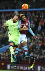 Fight.  Citys Nicolas Otamendi (tv) i nærkamp med Jordan Amavi. 